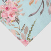 Blush roze bloemen op lichtblauw tissuepapier (Detail)