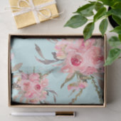 Blush roze bloemen op lichtblauw tissuepapier (Geschenk)