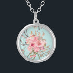 Blush roze bloemen op lichtblauw zilver vergulden ketting<br><div class="desc">De prachtige bloemen van de roze waterverf bloeien tegen een lichtblauwe achtergrond.</div>