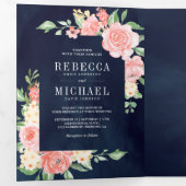 Blush roze bloemenbloesem foto marineblauw bruilof drieluik uitnodiging (Binnenzijde eerst)