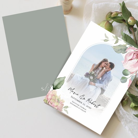 Blush roze bloemenboog elegante bruiloft save the date