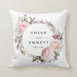 Blush roze bloemenbruids bruiloft kussen<br><div class="desc">Elegante en chique blos roze bloemen creëer een prachtige krans. Het lijst de namen en trouwdatum van het bruidspaar. De pasgetrouwden zullen graag deze mooie herinnering aan hun speciale dag gebruiken. Dit gepersonaliseerde trouwkussen maakt deel uit van het Herfst Rode collectie. Het bevat veel cadeau-ideeën voor de pasgetrouwden, bruidsfeest of...</div>