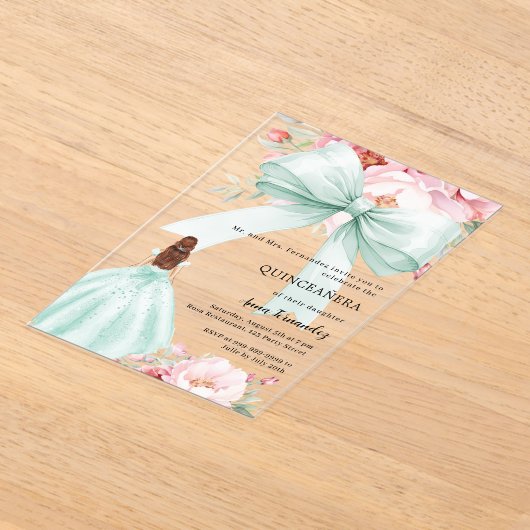 Blush roze boog bloemensalie groene jurk Quinceane Acryl Uitnodigingen (Laagn)