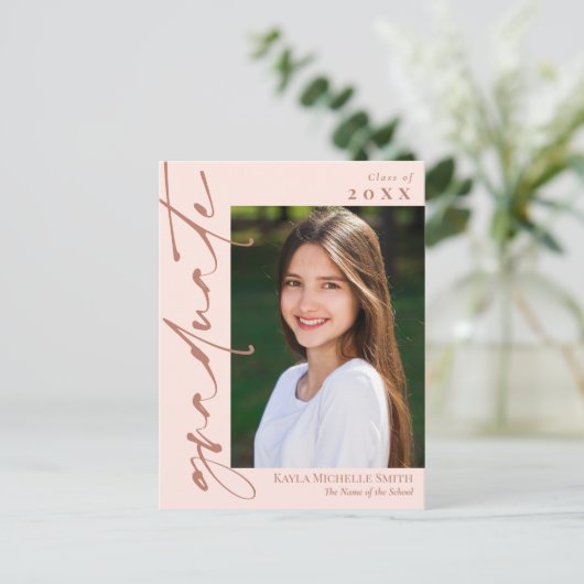 Blush Roze & Brass Calligrafie Foto Afstuderen Aankondigingskaart (Staand voorkant)