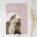 Blush roze bruiloft | Elegante Soft Roos Arch Foto Kaart<br><div class="desc">Voeg een zacht, romantisch tintje toe aan uw trouwdecor met deze blush roze tafelnummerkaart. Ontworpen met stijlvolle scripttekst en een aanpasbare fotosectie in boogvorm, is dit minimalistische ontwerp met zacht roos ideaal voor koppels die een bruiloft met een modern, boho- of voorjaarsthema plannen. Ideaal voor degenen die schoon ontwerp waarderen...</div>