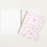 Blush roze coquette lint patroon gepersonaliseerd planner<br><div class="desc">Blijf georganiseerd in stijl met de Blush Pink Coquette Ribbon Pattern Personalized Planner! Met een charmant lintontwerp en aanpasbare tekst is deze elegante planner perfect voor het toevoegen van een vleugje vrouwelijkheid en sophisticatie aan uw dagelijkse planningsroutine.</div>