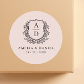 Blush Roze Crest Modern Monogram Huwelijk Ronde Sticker
