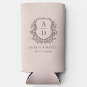 Blush Roze Crest Modern Monogram Huwelijk Seltzer Blikjeskoeler (Voorkant)