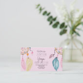 Blush roze droamcatcher vethers yoga instructeur visitekaartje (Staand voorkant)