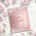 Blush roze druppels naam 2025 planner<br><div class="desc">Een stoffig roos, roze achtergrond met druppels, verfdruppelende look. Personaliseer en voeg een naam voor het jaar 2025 (of elk ander jaar) toe. De naam is geschreven met een groot modern handgeschreven stijlschrift. Perfect voor school, werk of het organiseren van je persoonlijke / gezinsleven. Als u wilt dat de swashes...</div>