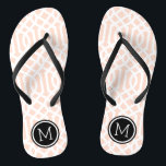 Blush roze en Black Trellis Monogram Teenslippers<br><div class="desc">Aangepast afgedrukte flip flop sandalen met een stijlvol,  modern patroon en uw aangepaste monogram of andere tekst in een cirkelvormig lijst. Klik aanpassen het om tekstdoopvonten en kleuren te veranderen of uw eigen afbeeldingen toe te voegen om unieke één van een soortontwerp te creëer!</div>