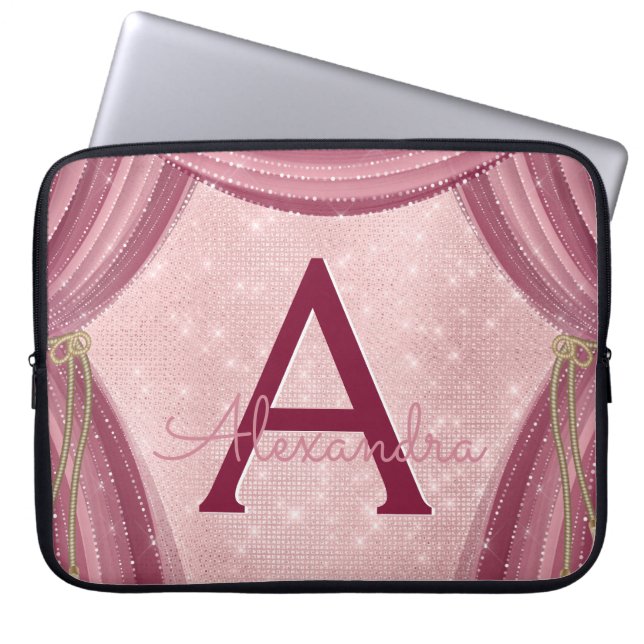 Blush roze en Bourgondische gordijnen Monogram Naa Laptop Sleeve (Voorkant)