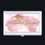 Blush Roze en Gold Foil Wash Girly Visitekaarthouder<br><div class="desc">Blush Pink en Gold Foil Waterverf Wash Hair Stylist Salon Business Card Case met zwarte hand geletterde typografie voor het monogram. De Blush Pink en Gold Foil Waterverf Wash Business Card Cases zijn ideaal voor een stijlvolle haarstylist, kapsalon of voor haarkleur (kleur). Het beroep kan worden gewijzigd om te worden...</div>