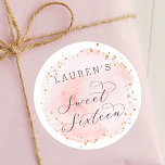 Blush roze en Gold Waterverf Sweet Sixteen Ronde Sticker<br><div class="desc">Deze lieve zestien sticker heeft een geverfde waterverf cirkel in blush roze met faux gouden stippen accenten. Voor meer geavanceerde aanpassingen van dit ontwerp klikt u op de knop "Aanpassen". Overeenkomende objecten zijn ook beschikbaar.</div>