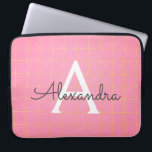 Blush roze en goud Art Deco Patroon Monogram Laptop Sleeve<br><div class="desc">Blush roze en gouden Art Deco geometrische patroon Monogram Laptop Hoesje. Dit hoesje kan worden aangepast om uw initiaal en voornaam op te nemen. Als u overeenkomende items wilt,  neem dan contact op met de ontwerper.</div>