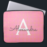 Blush roze en goud Art Deco Patroon Monogram Laptop Sleeve<br><div class="desc">Blush roze en gouden Art Deco geometrische patroon Monogram Laptop Hoesje. Dit hoesje kan worden aangepast om uw initiaal en voornaam op te nemen. Als u overeenkomende items wilt,  neem dan contact op met de ontwerper.</div>