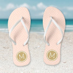 Blush Roze en Goud Kleine Stippen Monogram Teenslippers<br><div class="desc">Aangepast afgedrukte flip flop sandalen met een schattig meisjespokpuntpatroon en je aangepaste monogram of andere tekst in een cirkelvormige lijst. Klik aanpassen het om tekstdoopvonten en kleuren te veranderen of uw eigen afbeeldingen toe te voegen om unieke één van een soortontwerp te creëer!</div>