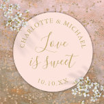 Blush roze en goud liefde is zoete bruiloft gunst ronde sticker<br><div class="desc">Blush roze en gouden bruiloft gunst liefde is zoete klassieke ronde sticker. Ontworpen door Thisnotme©</div>