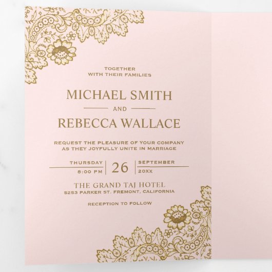 Blush Roze en Gouden Kant Bruiloft Foto Drieluik Uitnodiging (Binnenzijde eerst)