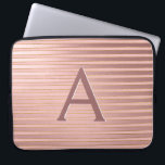 Blush roze en gouden strepen Monogram Girly Laptop Sleeve<br><div class="desc">Blush Pink en Faux Gold Folie Stripes Elegant Monogram Hoesje. Dit hoesje kan worden aangepast om uw initiaal en voornaam op te nemen.</div>