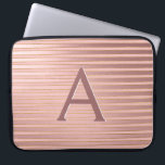 Blush roze en gouden strepen Monogram Girly Laptop Sleeve<br><div class="desc">Blush Pink en Faux Gold Folie Stripes Elegant Monogram Hoesje. Dit hoesje kan worden aangepast om uw initiaal en voornaam op te nemen.</div>