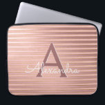Blush roze en gouden strepen Monogram Girly Laptop Sleeve<br><div class="desc">Blush Pink en Faux Gold Folie Stripes Elegant Monogram Hoesje. Dit hoesje kan worden aangepast om uw initiaal en voornaam op te nemen.</div>