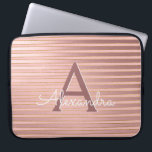 Blush roze en gouden strepen Monogram Girly Laptop Sleeve<br><div class="desc">Blush Pink en Faux Gold Folie Stripes Elegant Monogram Hoesje. Dit hoesje kan worden aangepast om uw initiaal en voornaam op te nemen.</div>