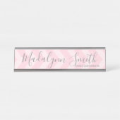 Blush roze en grijze Chevron Pattern met Big Name Bureau Naambordje (Voorkant)