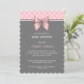 Blush roze en grijze pols Dot Bow Baby shower Invi Kaart (Staand voorkant)