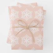 Blush roze en witte sneeuwvlokken kerst inpakpapier vel (In situ)