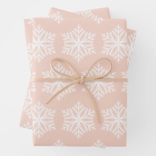 Blush roze en witte sneeuwvlokken kerst inpakpapier vel (In situ)