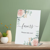 Blush roze florale eucalyptus favors-teken reclamebord met voetstuk