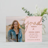 Blush Roze Foto Afstudeerder Party Folie Folie Uitnodiging (Staand Voorkant)