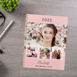 Blush roze foto collage afspraken 2025 planner<br><div class="desc">Creëer uw eigen unieke fotocollage. Gebruik vier,  vier van je favoriete foto's. Personaliseer en een jaar,  naam en tekst. Een blozend roze gekleurde achtergrond,  zwarte tekst.</div>