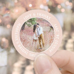 Blush Roze Foto Vrijgezellenfeest Liefde & Bedankt Ronde Sticker<br><div class="desc">Voeg een elegante gepersonaliseerde aanraking aan vrijgezellenfeest toe dank u nota's, partijgunsten, en versieringen met deze schitterende douanefoto rond stickers/envelopzegels. (AFBEELDING PLACEMENT TIP: Een gemakkelijke manier om een foto precies te centreren hoe u wilt is het te bebouwen alvorens aan de website van Zazzle te uploaden.) Het ontwerp is voorzien...</div>