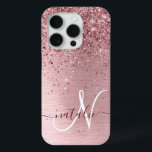 Blush Roze geborsteld metaal Glitter Monogram Naam iPhone 15 Pro Case<br><div class="desc">Pas dit trendy chassis voor telefoongesprekken eenvoudig aan met een  zwarte roze mousserende glitter op een lichtroze,  geborstelde metalen achtergrond.</div>