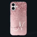 Blush Roze geborsteld metaal Glitter Monogram Naam iPhone 16 Plus Hoesje<br><div class="desc">Pas dit trendy chassis voor telefoongesprekken eenvoudig aan met een  zwarte roze mousserende glitter op een lichtroze,  geborstelde metalen achtergrond.</div>