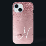 Blush Roze geborsteld metaal Glitter Monogram Naam iPhone 15 Case<br><div class="desc">Personaliseer deze trendy chique telefoonhoesontwerp met  blush roze sprankelende faux glitter op een blush roze geborstelde metalen achtergrond.</div>