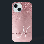 Blush Roze geborsteld metaal Glitter Monogram Naam iPhone 15 Case<br><div class="desc">Personaliseer deze trendy chique telefoonhoesontwerp met  blush roze sprankelende faux glitter op een blush roze geborstelde metalen achtergrond.</div>