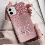 Blush Roze geborsteld metaal Glitter Monogram Naam Case-Mate iPhone 14 Hoesje<br><div class="desc">Pas dit trendy chassis voor telefoongesprekken eenvoudig aan met een  zwarte roze mousserende glitter op een lichtroze,  geborstelde metalen achtergrond.</div>
