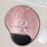 Blush Roze geborsteld metaal Glitter Monogram Naam Gel Muismat<br><div class="desc">Pas dit trendy ontwerp van het draaiende muisblok eenvoudig aan met  zwarte roze mousserende glitter op een blote roze geborstelde metalen achtergrond.</div>