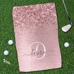 Blush Roze geborsteld metaal Glitter Monogram Naam Golfhanddoek<br><div class="desc">Pas deze trendy kookgolfhanddoekstandaard eenvoudig aan met een ,  lichtroze glitter op een roze,  geborsteld metalen achtergrond.</div>