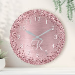 Blush Roze geborsteld metaal Glitter Monogram Naam Grote Klok<br><div class="desc">Pas dit trendy klokontwerp met  zwarte roze mousserende glitter eenvoudig aan op een zwart roze geborstelde metalen achtergrond.</div>