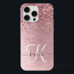 Blush Roze geborsteld metaal Glitter Monogram Naam iPhone 15 Pro Max Case<br><div class="desc">Pas dit trendy chassis voor telefoongesprekken eenvoudig aan met een  zwarte roze mousserende glitter op een lichtroze,  geborstelde metalen achtergrond.</div>