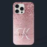 Blush Roze geborsteld metaal Glitter Monogram Naam iPhone 15 Pro Max Case<br><div class="desc">Pas dit trendy chassis voor telefoongesprekken eenvoudig aan met een  zwarte roze mousserende glitter op een lichtroze,  geborstelde metalen achtergrond.</div>