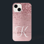 Blush Roze geborsteld metaal Glitter Monogram Naam iPhone 14 Hoesje<br><div class="desc">Pas dit trendy chassis voor telefoongesprekken eenvoudig aan met een  zwarte roze mousserende glitter op een lichtroze,  geborstelde metalen achtergrond.</div>