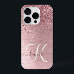 Blush Roze geborsteld metaal Glitter Monogram Naam iPhone 14 Plus Hoesje<br><div class="desc">Pas dit trendy chassis voor telefoongesprekken eenvoudig aan met een  zwarte roze mousserende glitter op een lichtroze,  geborstelde metalen achtergrond.</div>