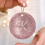 Blush Roze geborsteld metaal Glitter Monogram Naam Keramisch Ornament<br><div class="desc">Personaliseer eenvoudig dit trendy chique ornamenten standontwerp met  blush roze sprankelende faux glitter op een blush roze geborstelde metallic achtergrond.</div>