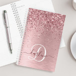 Blush Roze geborsteld metaal Glitter Monogram Naam Planner<br><div class="desc">Pas dit trendy ontwerp van de draaiende kerkvormer eenvoudig aan met een  zwarte roze mousserende glitter op een roze,  geborstelde metalen achtergrond.</div>