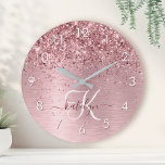 Blush Roze geborsteld metaal Glitter Monogram Naam Ronde Klok<br><div class="desc">Pas dit trendy ontwerp van de  met  blauwe roze mousserende glitter eenvoudig aan op een roze,  geborstelde metalen achtergrond.</div>